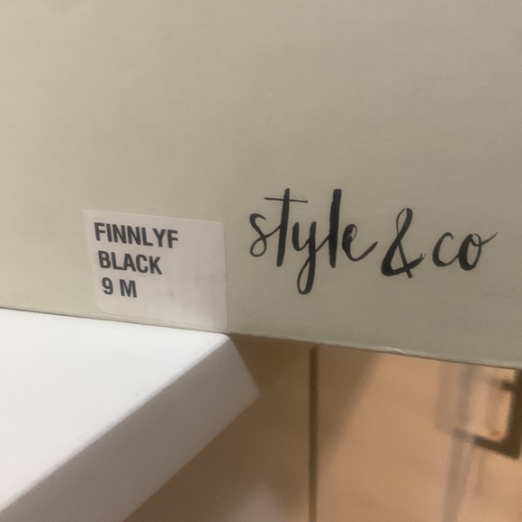 Knee-High Suede Black Boot with wooden block heel! Side zipper and elastic band - Picture 4 of 8